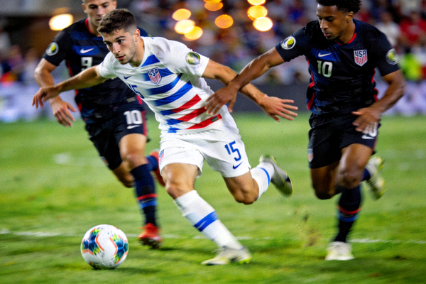 美国国家队普利西奇带球突破防守球员